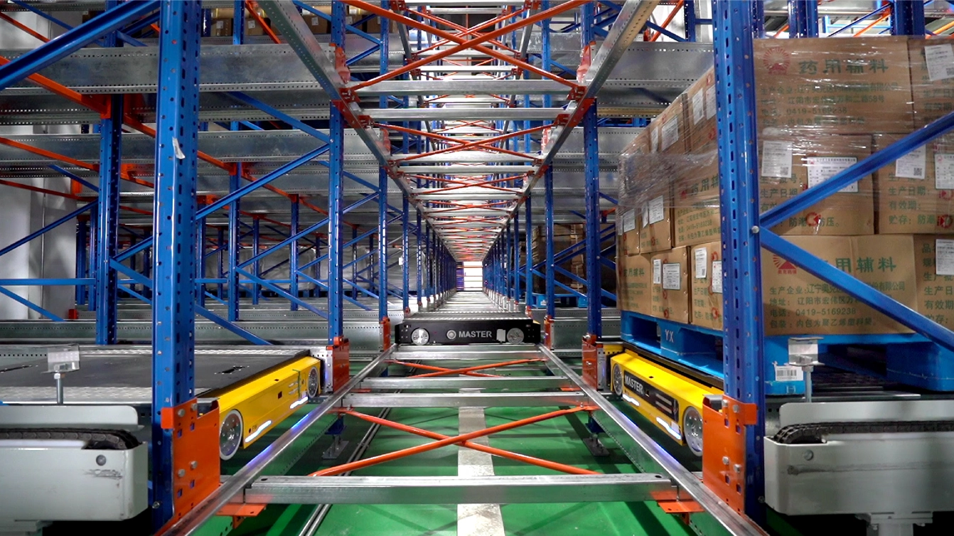 مساحات البضائع ، 6 مركبات رباعية الاتجاه ، 6 AGVs ، و 6 مصاعد